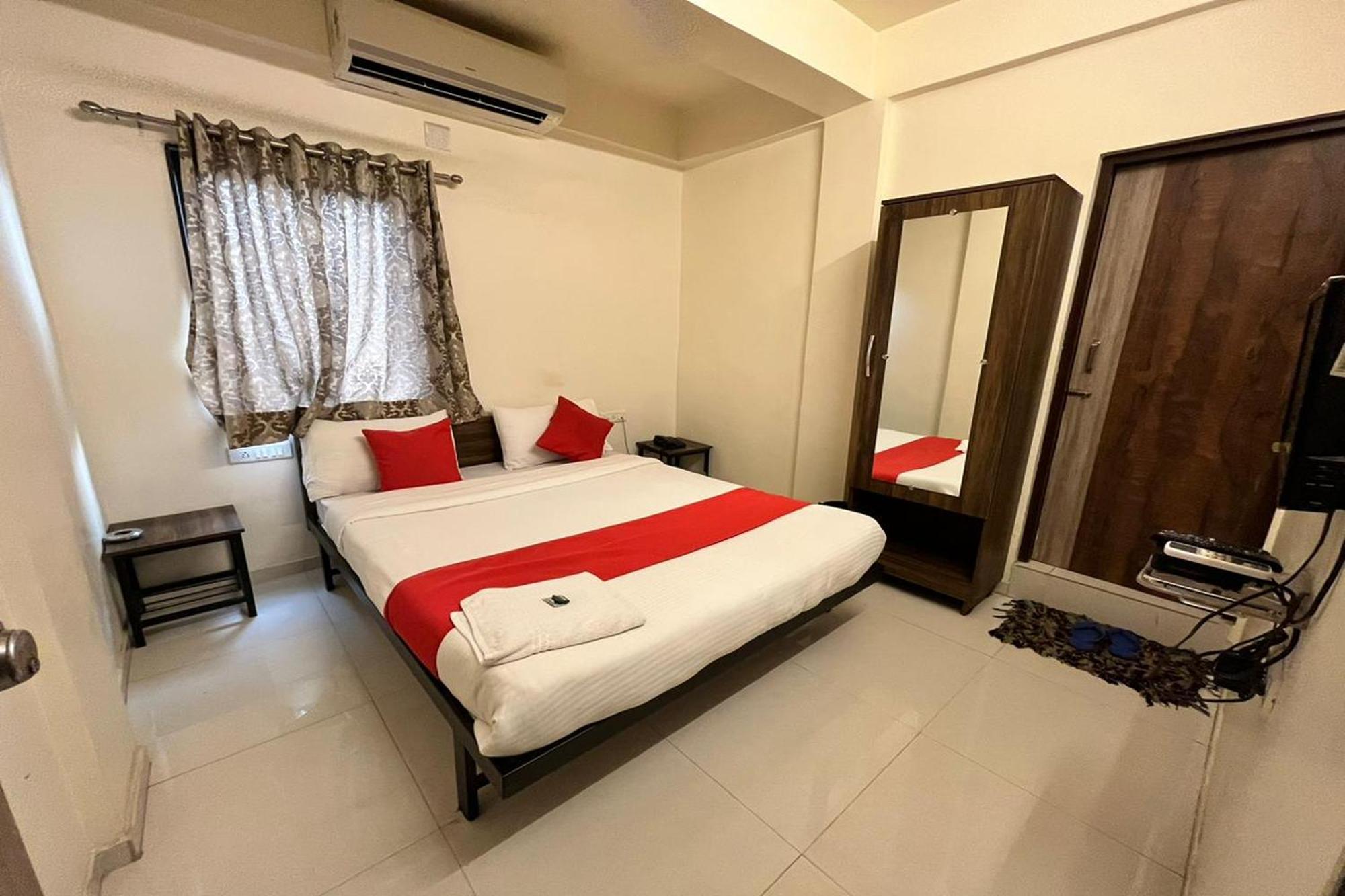 Hotel Kalyan Palace Batwa Exterior photo